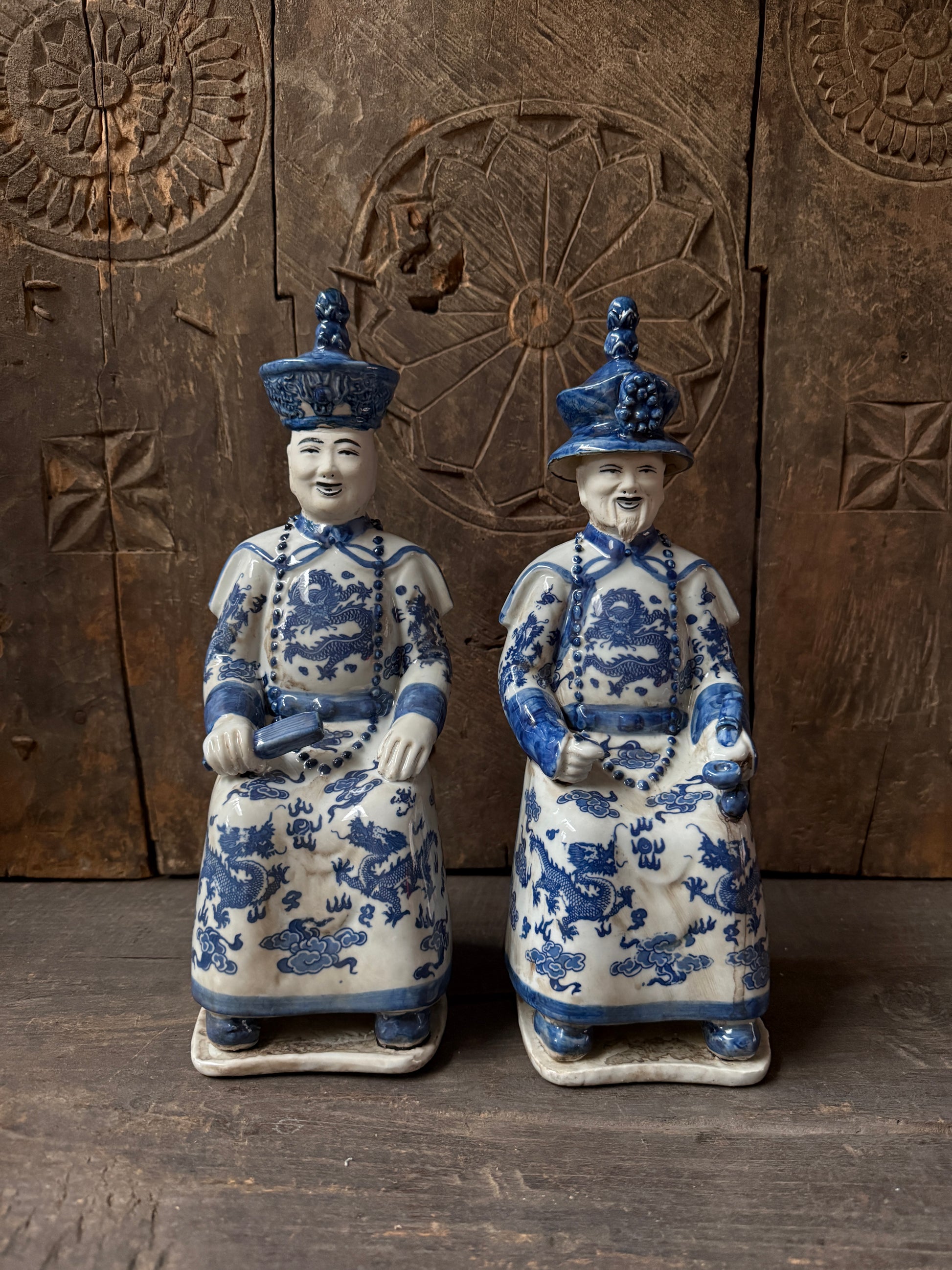 Twee handgemaakte blauwe en witte keizerbeelden, woonaccessoire bij My Sober Home.