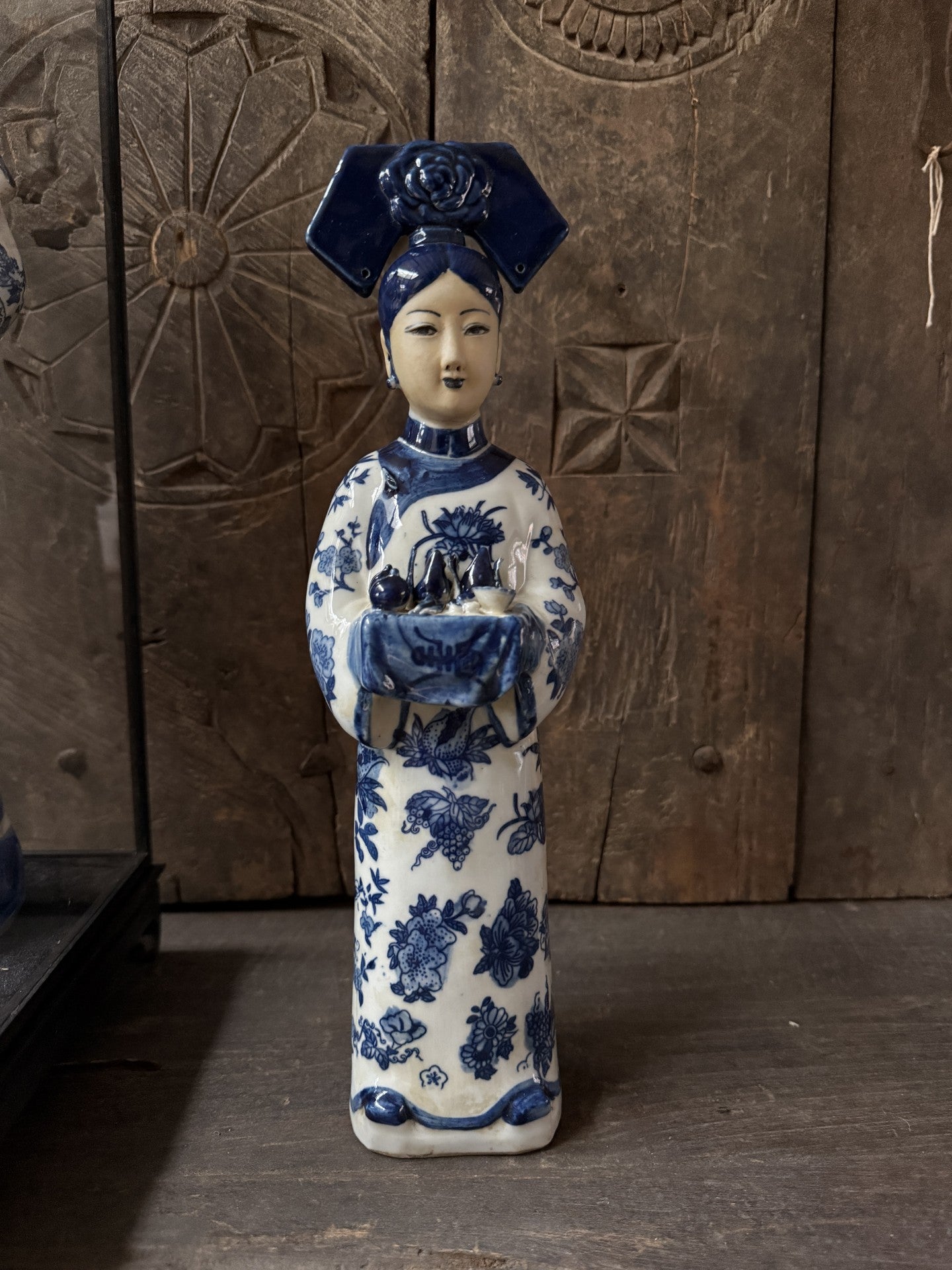 Porseleinen keizerin beeldje met blauwe bloemen, handgemaakt woonaccessoire My Sober Home