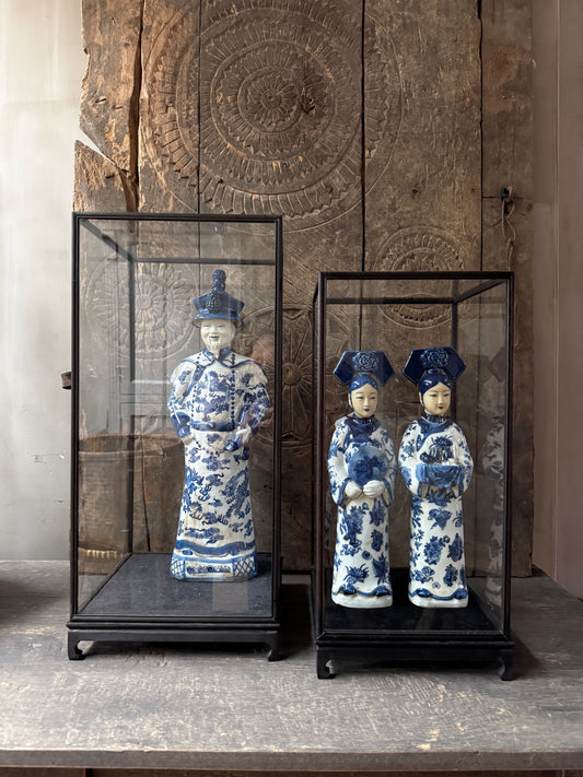 Blauw-witte porseleinen figuren in vitrines op houten tafel, landelijke woondecoratie