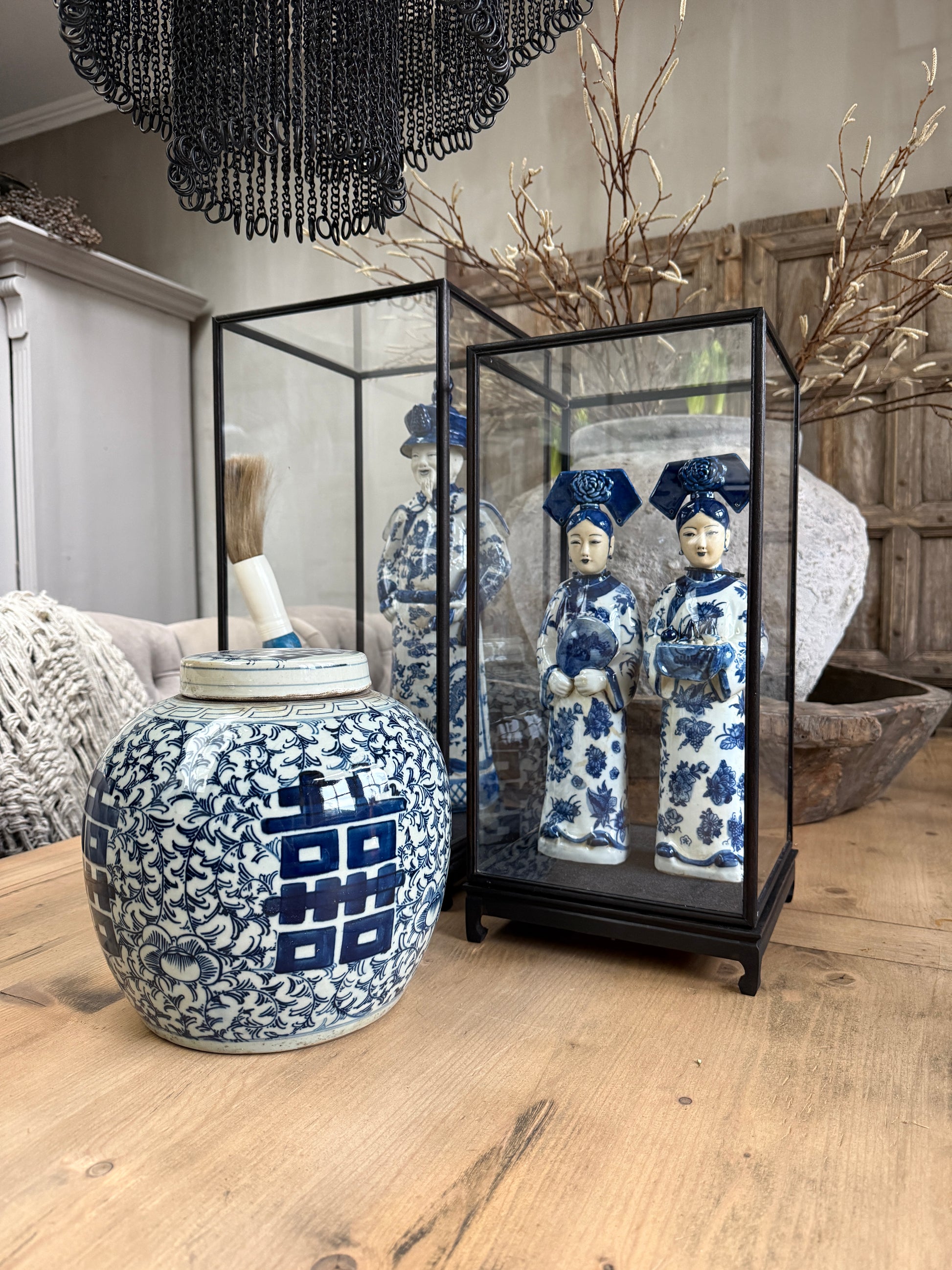 Blauw-witte porseleinen pot en handgemaakte keizerin beeldjes in vitrinekast op houten tafel, My Sober Home stijl