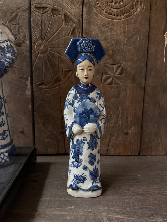 Handgemaakt porseleinen beeldje van vrouw in blauwe kimono, landelijk sober woonaccessoire