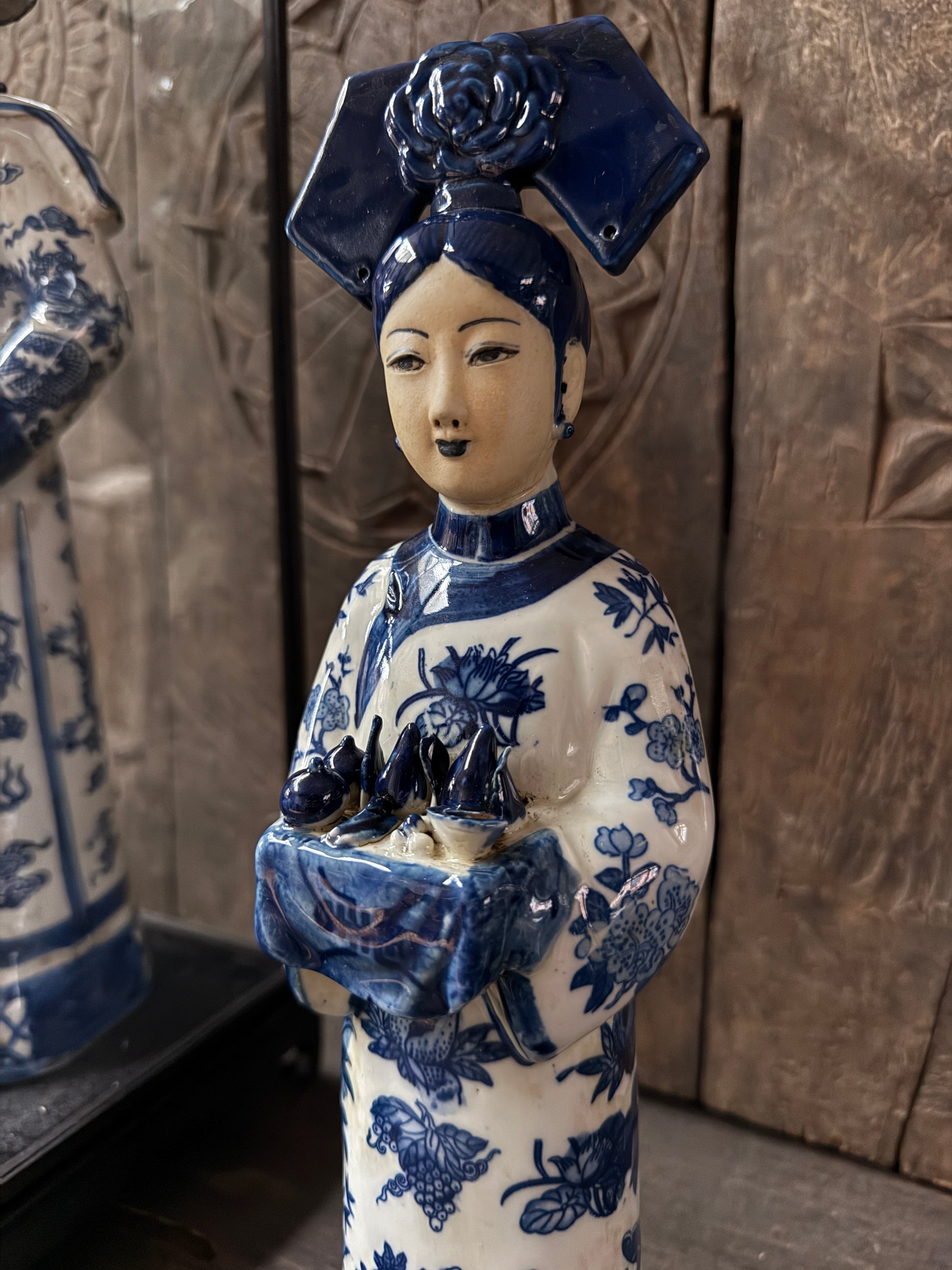 Handgemaakt blauw-wit keramiek beeldje vrouw, oosters, uniek woonaccessoire My Sober Home