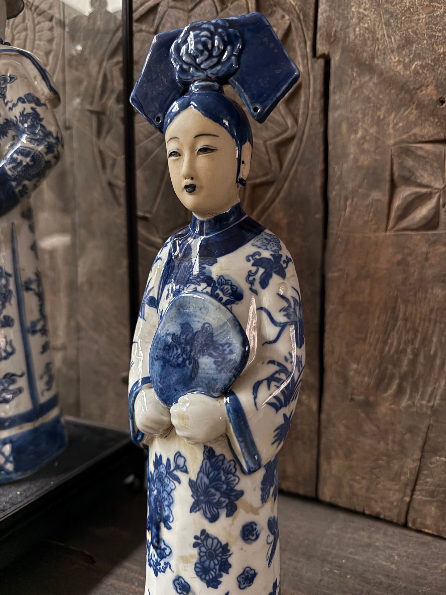Keramisch blauw-wit beeldje van een vrouw in traditionele klederdracht, authentiek woonaccessoire bij My Sober Home