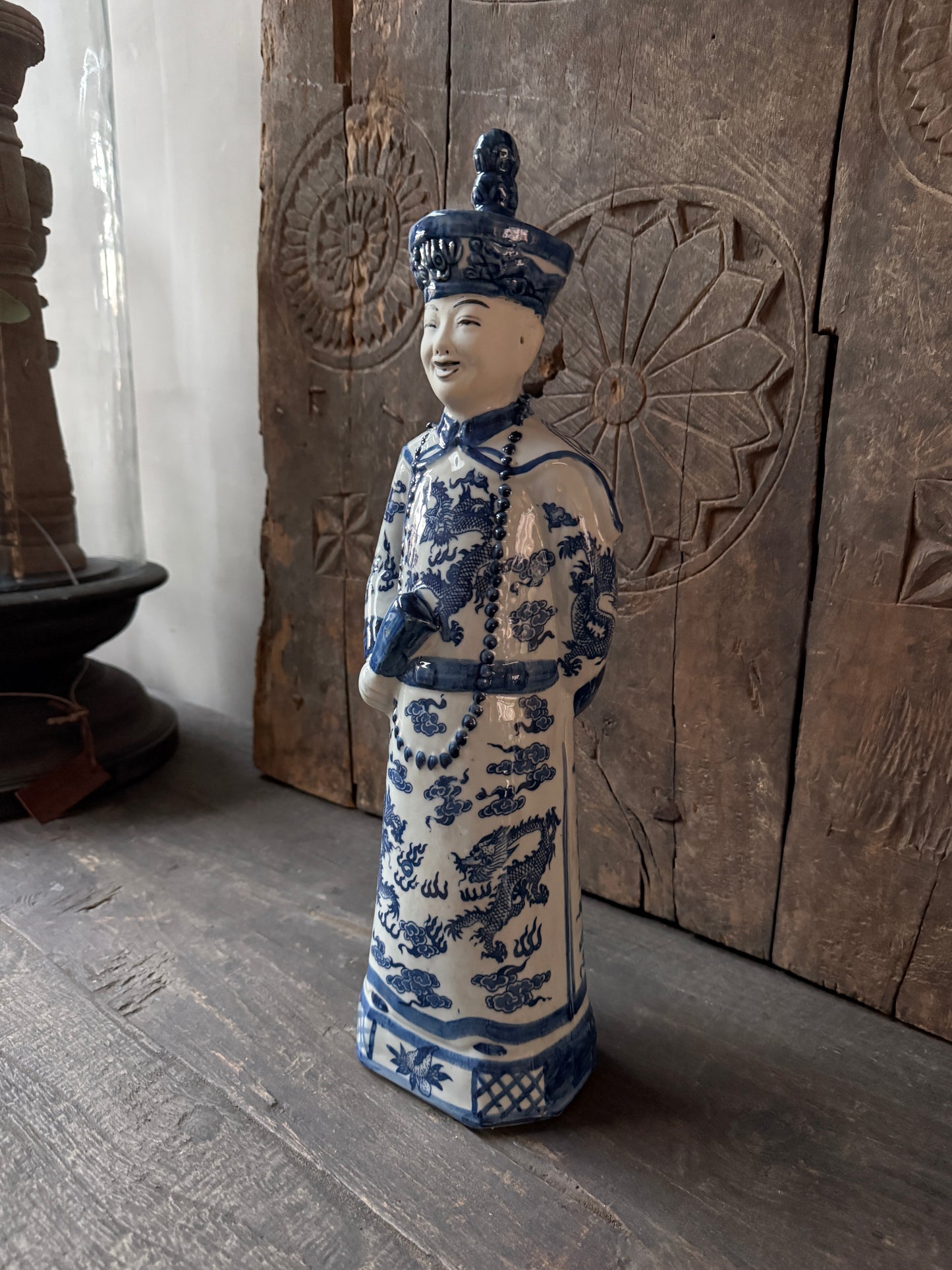 Chinesische Porzellanfigur eines stehenden Kaisers