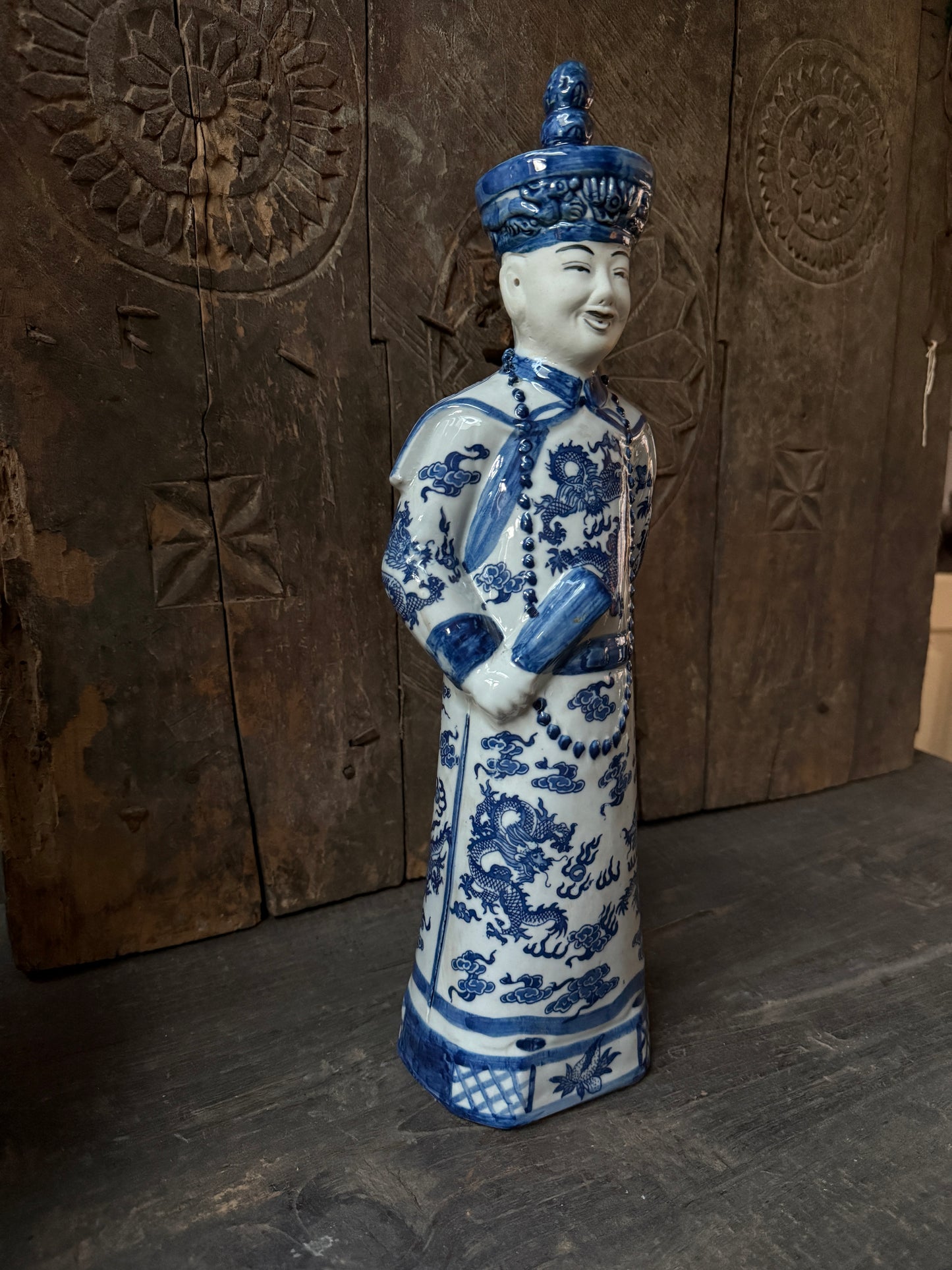 Chinesische Porzellanfigur eines stehenden Kaisers