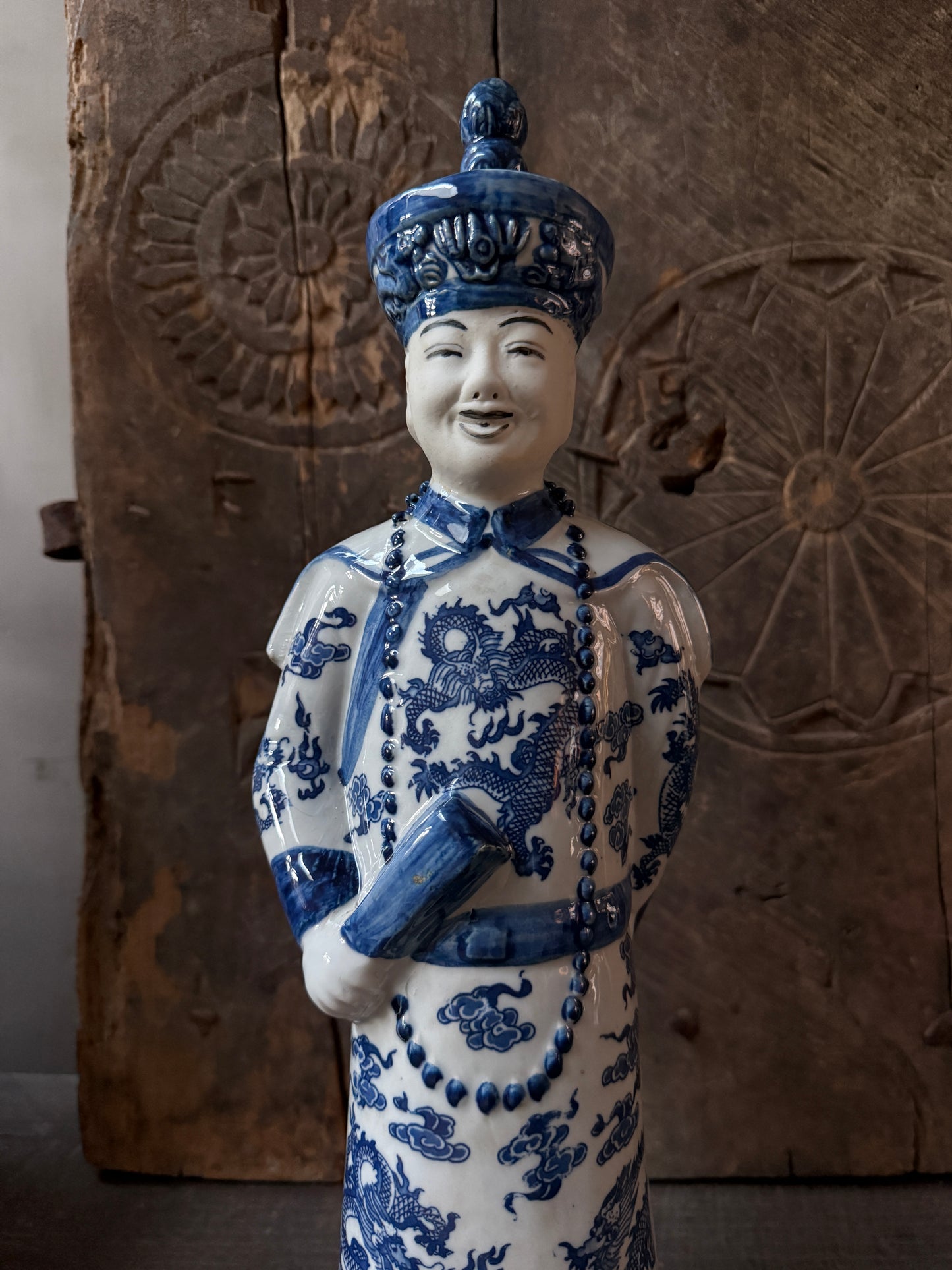 Chinesische Porzellanfigur eines stehenden Kaisers