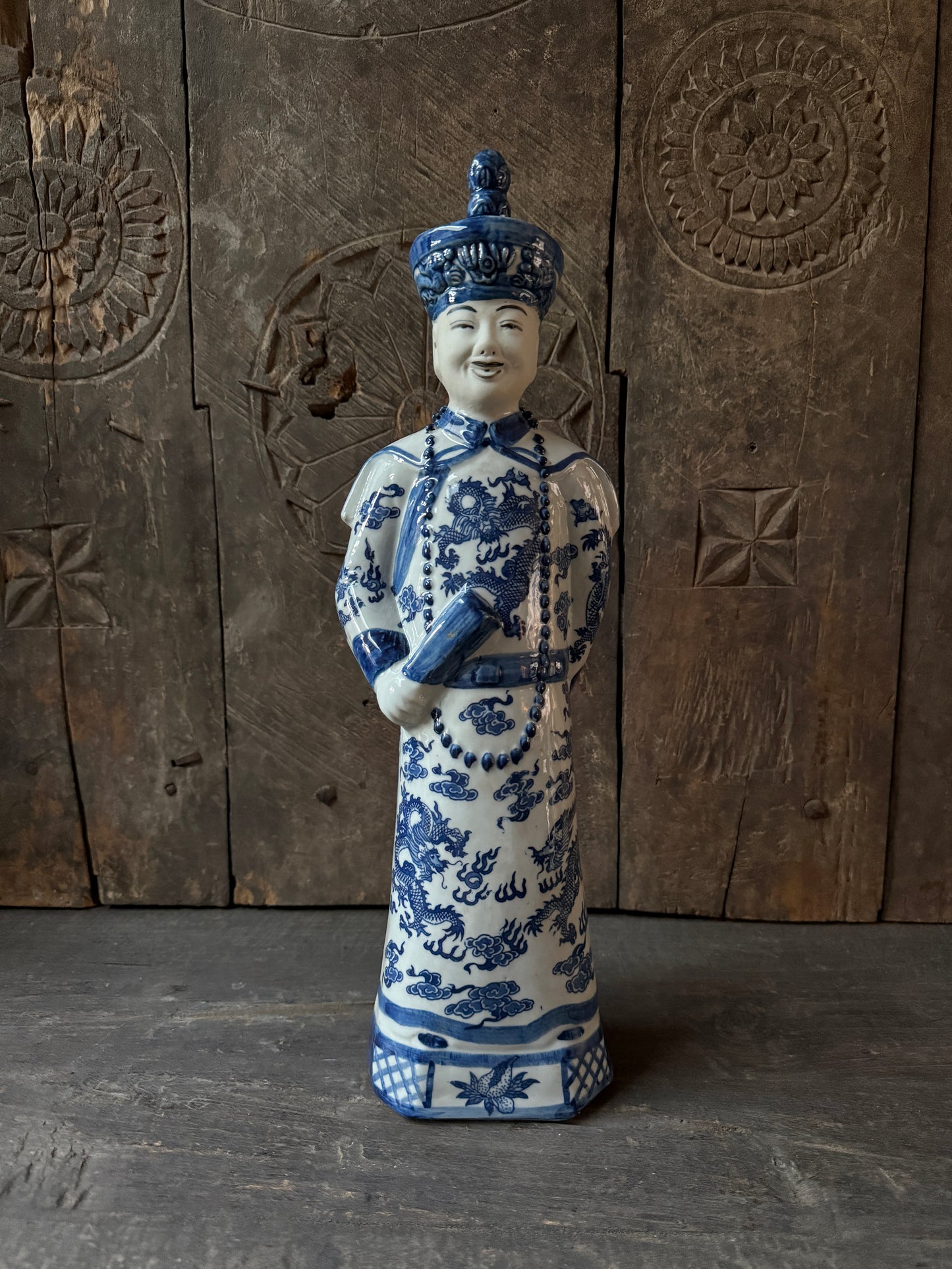 Chinesische Porzellanfigur eines stehenden Kaisers