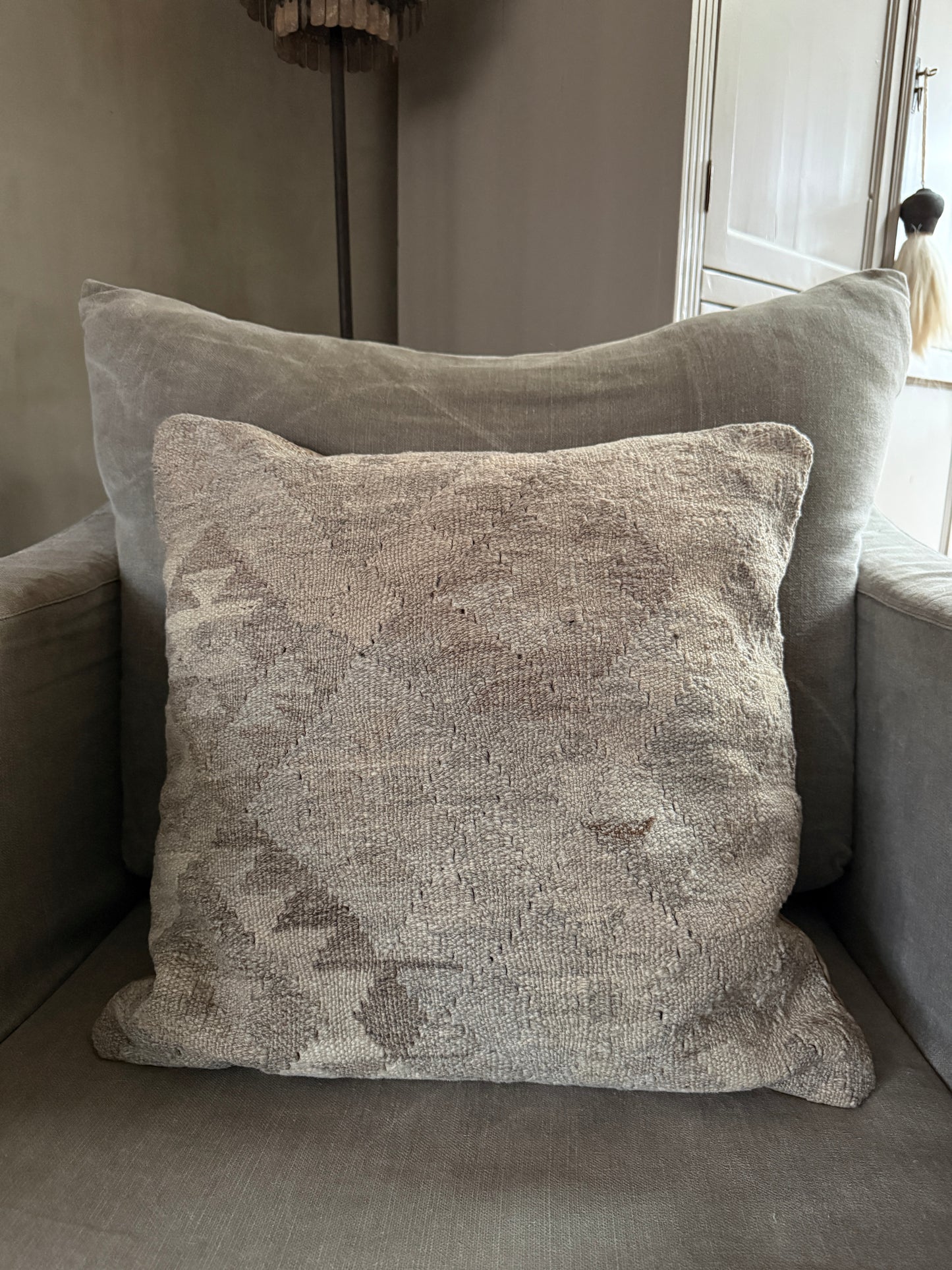 Authentiek kelimkussen in natuurlijke tinten op landelijke bank, sober interieur, My Sober Home