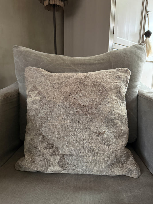 Authentiek kelimkussen in natuurlijke tinten op landelijke bank, sober interieur, My Sober Home