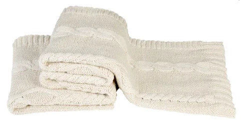 Handgemaakte gebreide wollen plaid in beige, sober landelijk woonaccessoire uit collectie My Sober Home