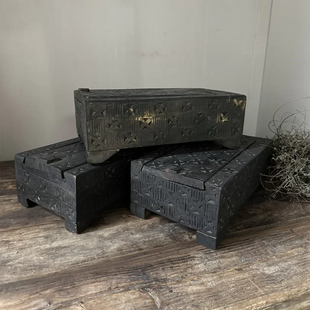 Schachtel mit schwarzem Deckel