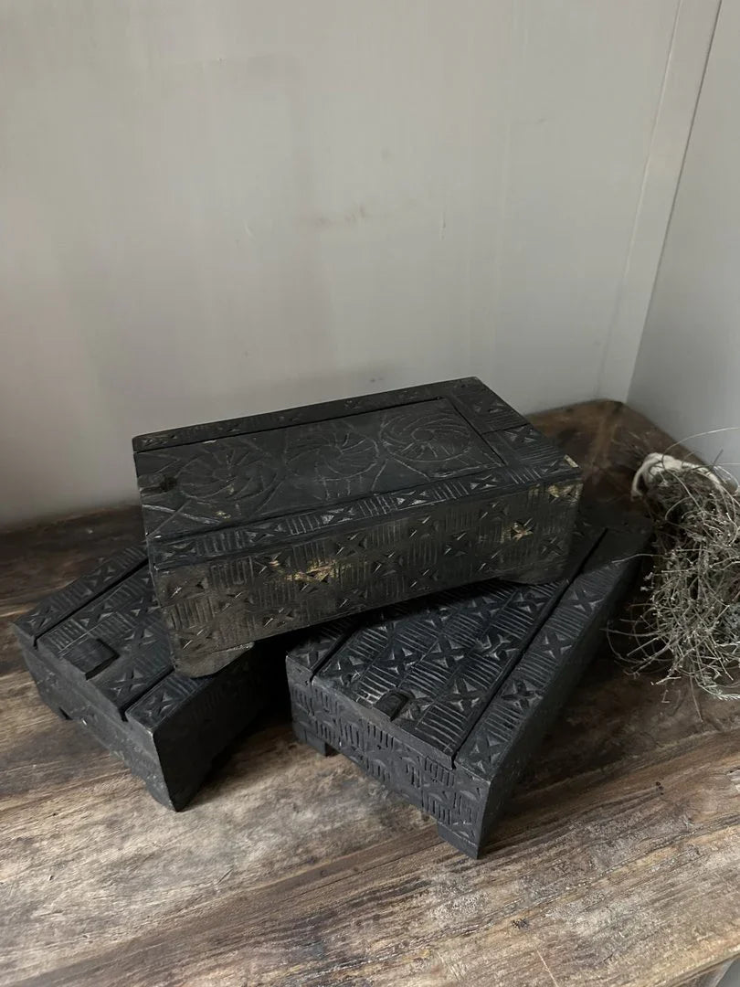 Zwart houten kistje met deksel, handgemaakt en sober, landelijke woonaccessoire My Sober Home