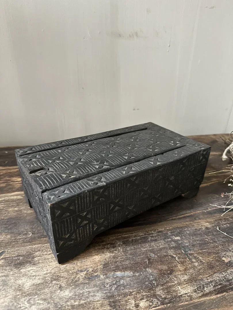 Zwart houten kistje met deksel en geometrisch patroon, handgemaakt woonaccessoire, My Sober Home