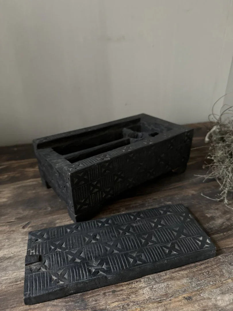 Zwart houten kistje met deksel en grof patroon, sober en handgemaakt woonaccessoire
