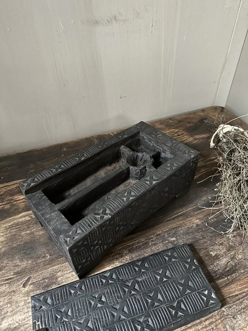 Zwart, handgemaakt houten kistje met deksel en gravures, landelijk sober interieur
