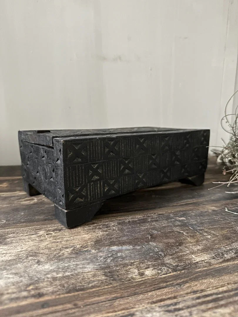 Zwart handgemaakt houten kistje met deksel, decoratief voor een sober landelijk interieur