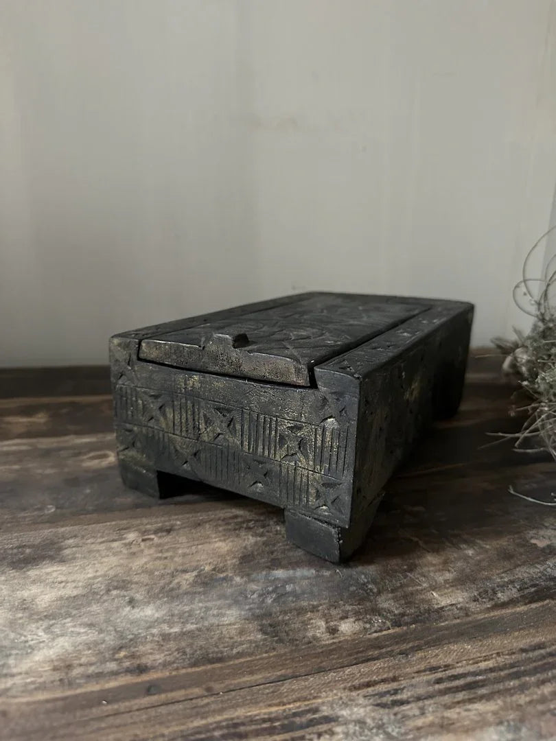 Authentiek zwart houten kistje met deksel, handgemaakt, landelijk sober woonaccessoire