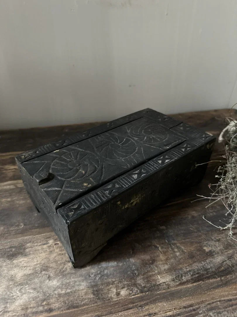 Handgemaakt zwart houten kistje met deksel, authentiek woonaccessoire, landelijke stijl