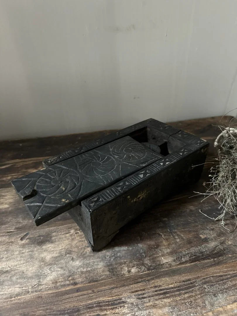 Zwart houten kistje met handgemaakt patroon, sobere woonaccessoire van My Sober Home