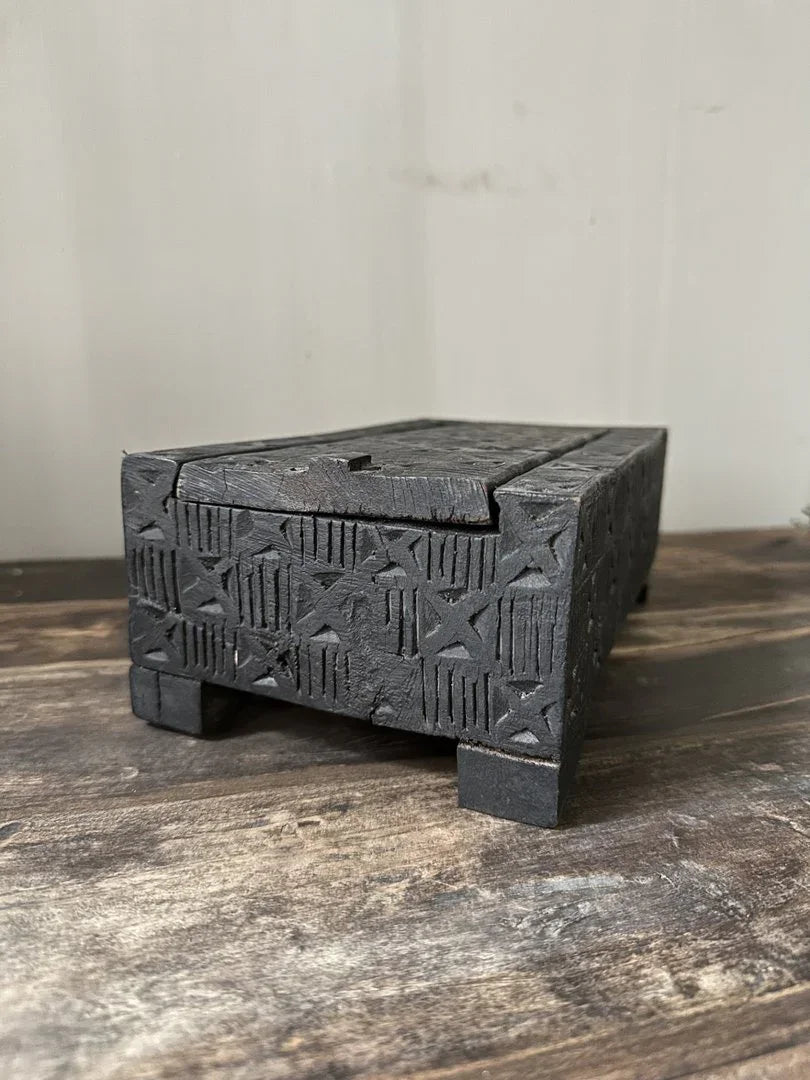 Handgemaakt zwart houten kistje met deksel en houtsnijwerk, landelijk woonaccessoire