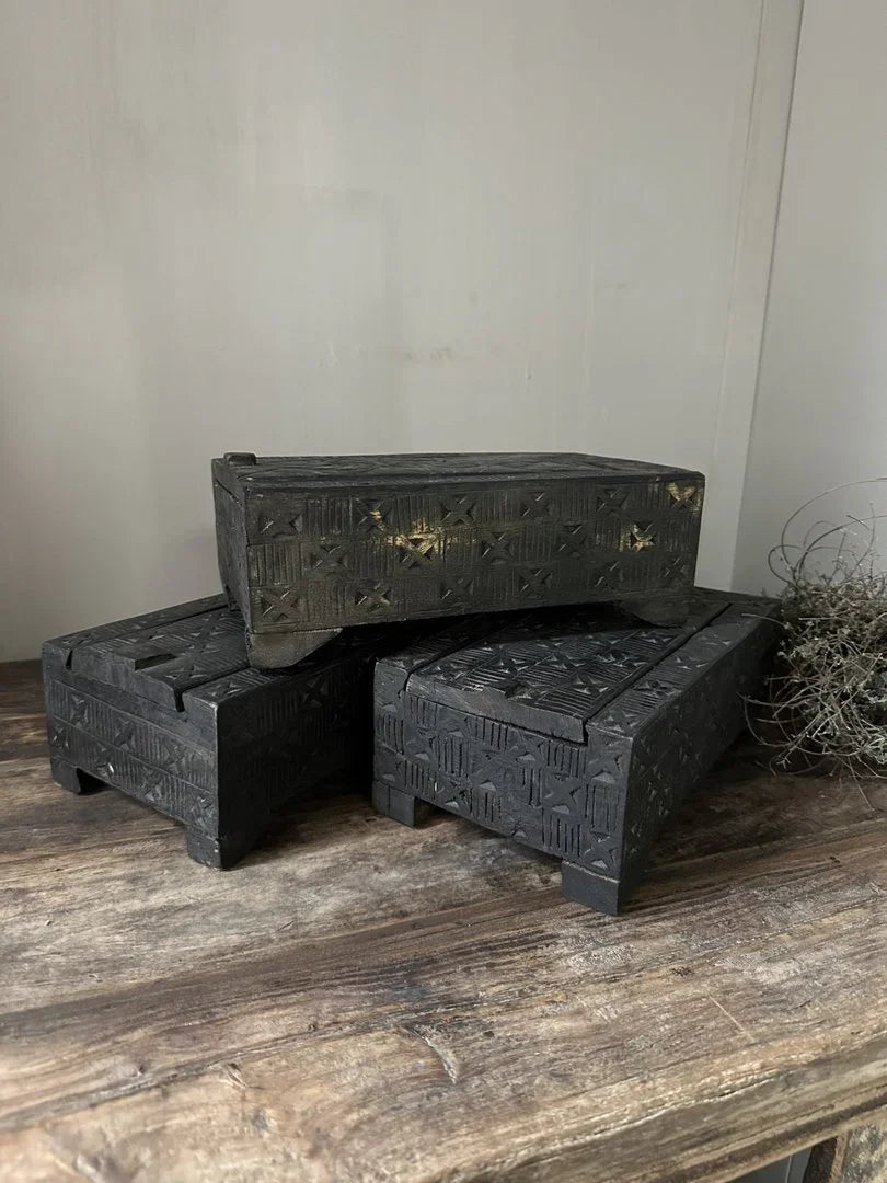 Zwart houten kistje met deksel, handgemaakt, sober en landelijk woonaccessoire op tafel