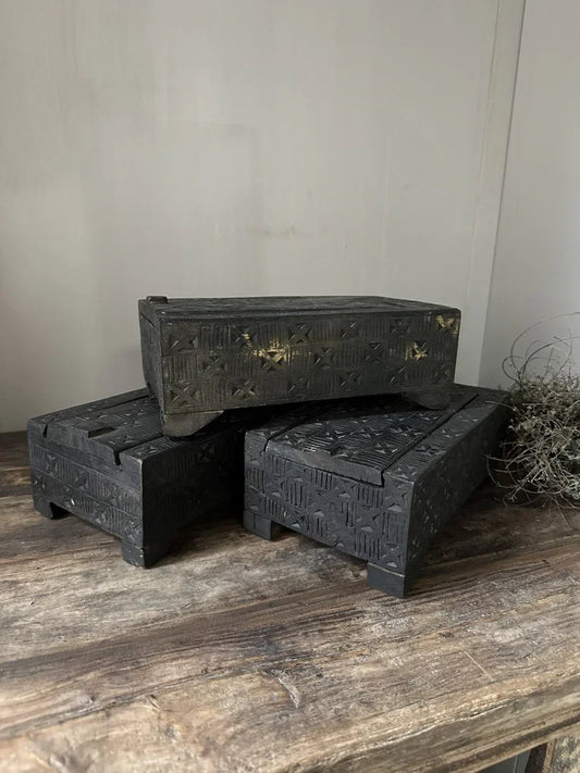 Zwart houten kistje met deksel, handgemaakt, sober en landelijk woonaccessoire op tafel