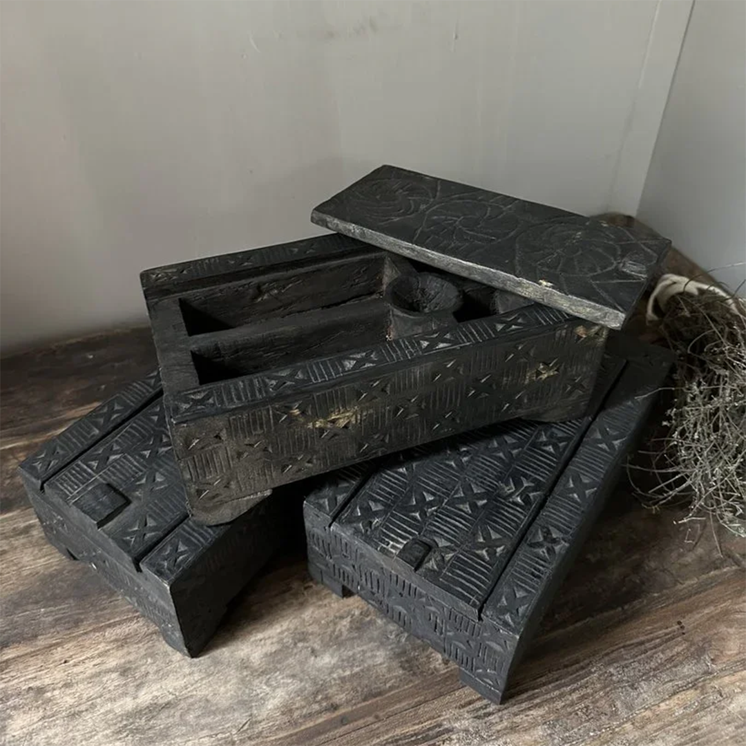 Schachtel mit schwarzem Deckel