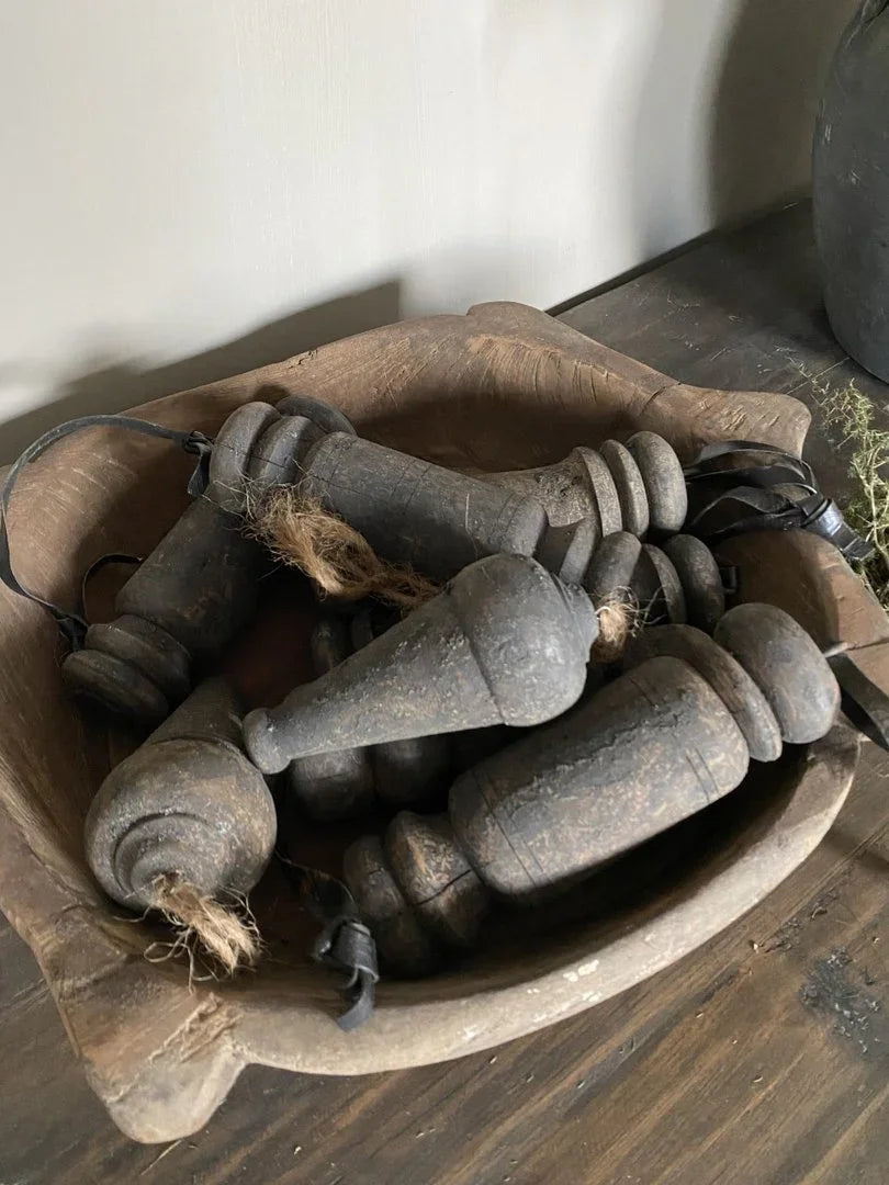 Authentieke houten klossen in schaal, sobere landelijke woondecoratie bij My Sober Home