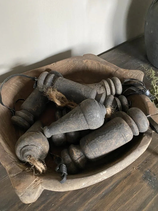 Authentieke houten klossen in schaal, sobere landelijke woondecoratie bij My Sober Home