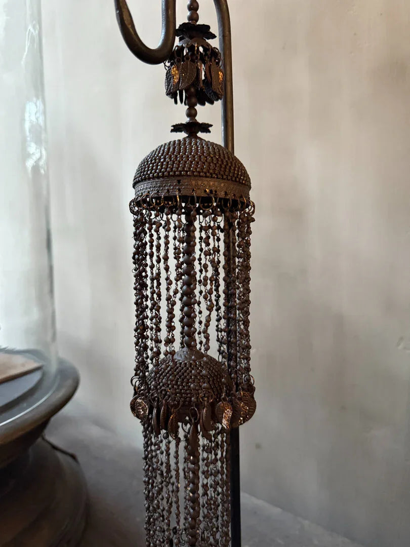 Handgemaakte kralenornament op statief, landelijke woondecoratie van My Sober Home