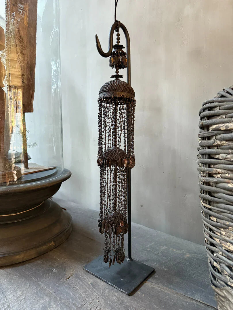 Handgemaakt kralen ornament op statief, authentiek Indiaas woonaccessoire, sober interieur