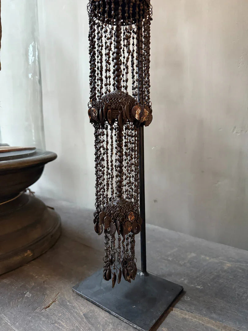 Authentiek kralen ornament op statief, handgemaakt woonaccessoire, sober landelijk interieur