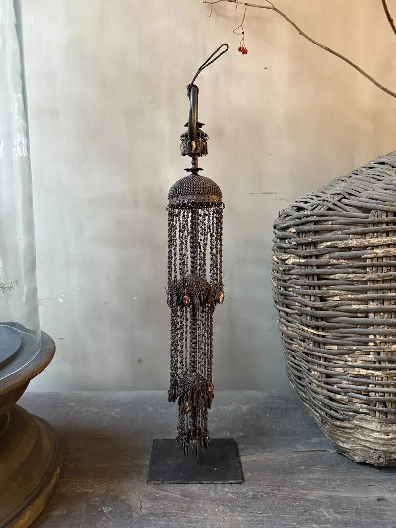 Handgemaakt kralen ornament op statief, authentiek woonaccessoire voor sober interieur