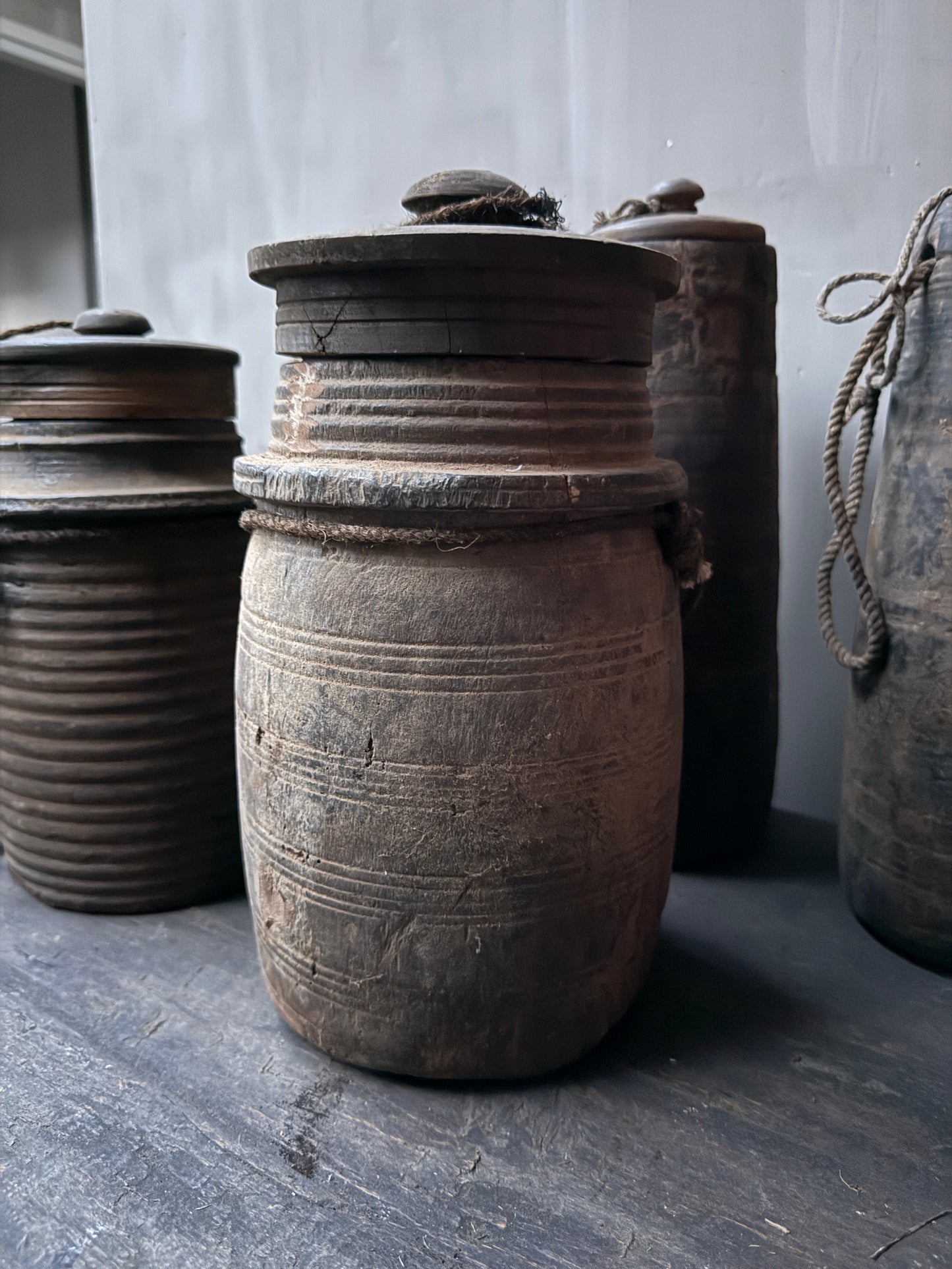 Altes Holzgefäß mit Deckel