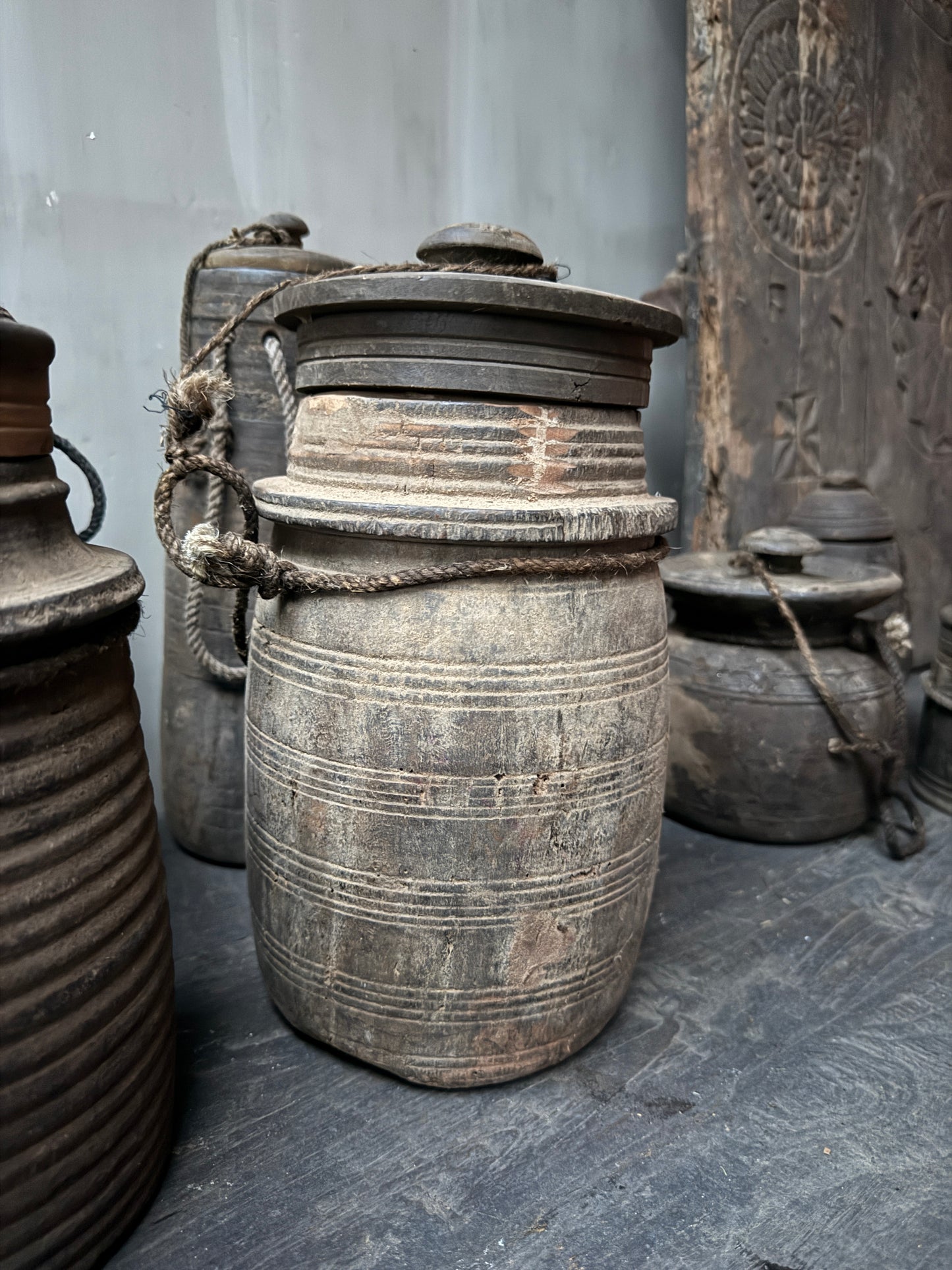 Altes Holzgefäß mit Deckel