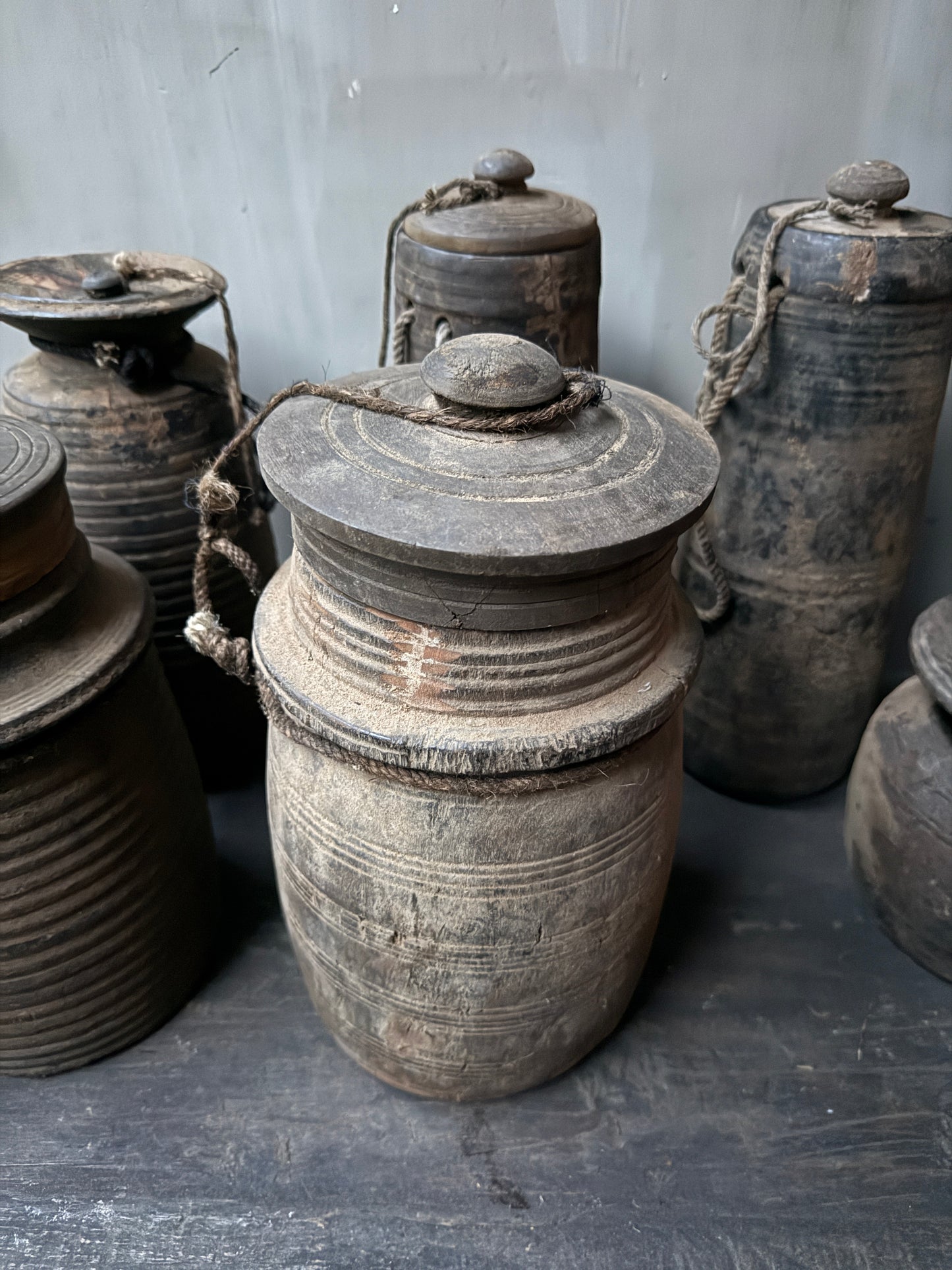 Altes Holzgefäß mit Deckel