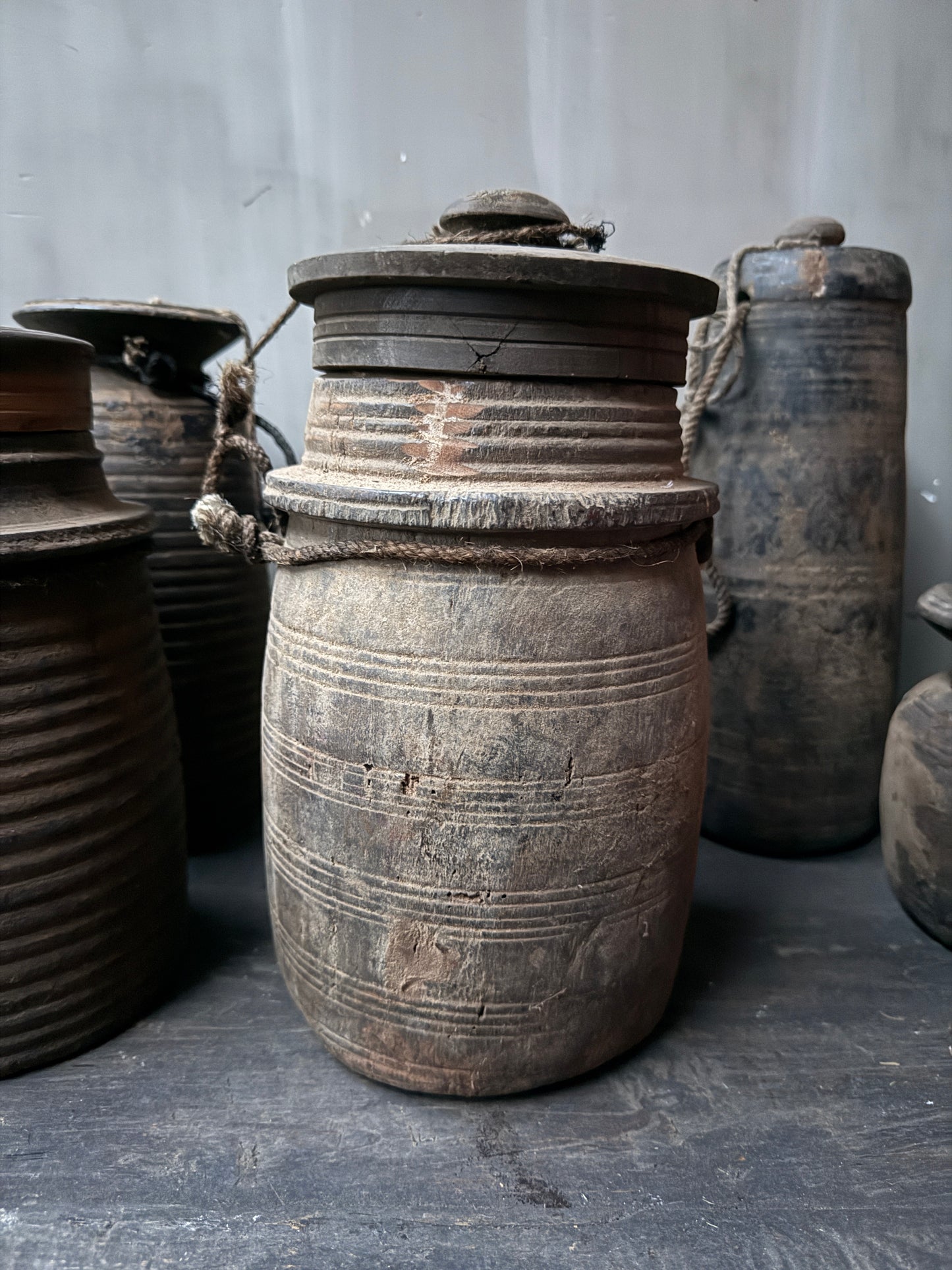 Altes Holzgefäß mit Deckel