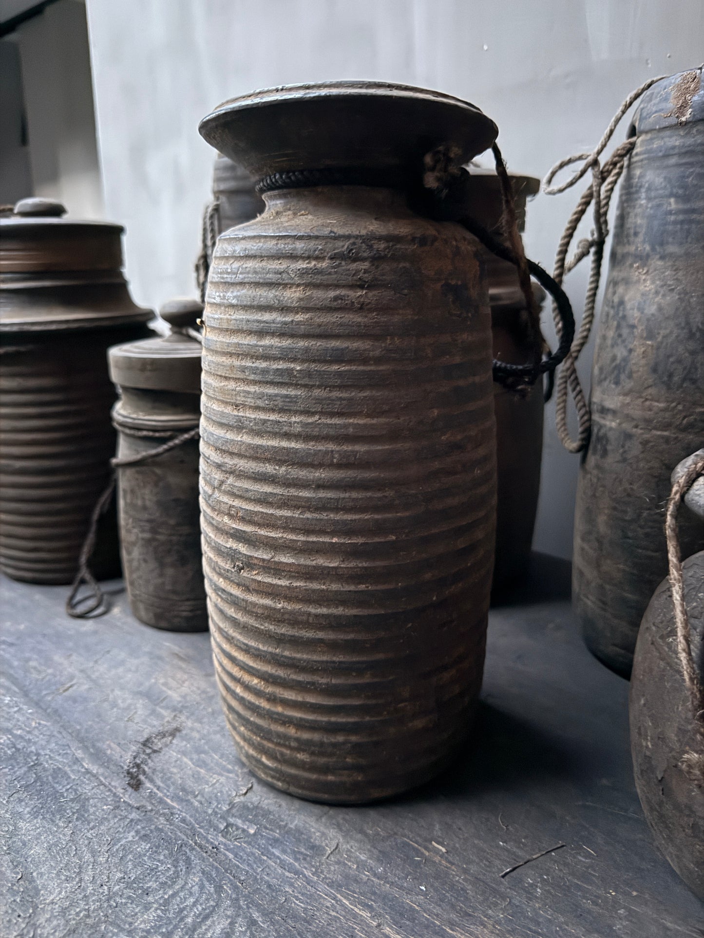 Oud houten kruikje met deksel