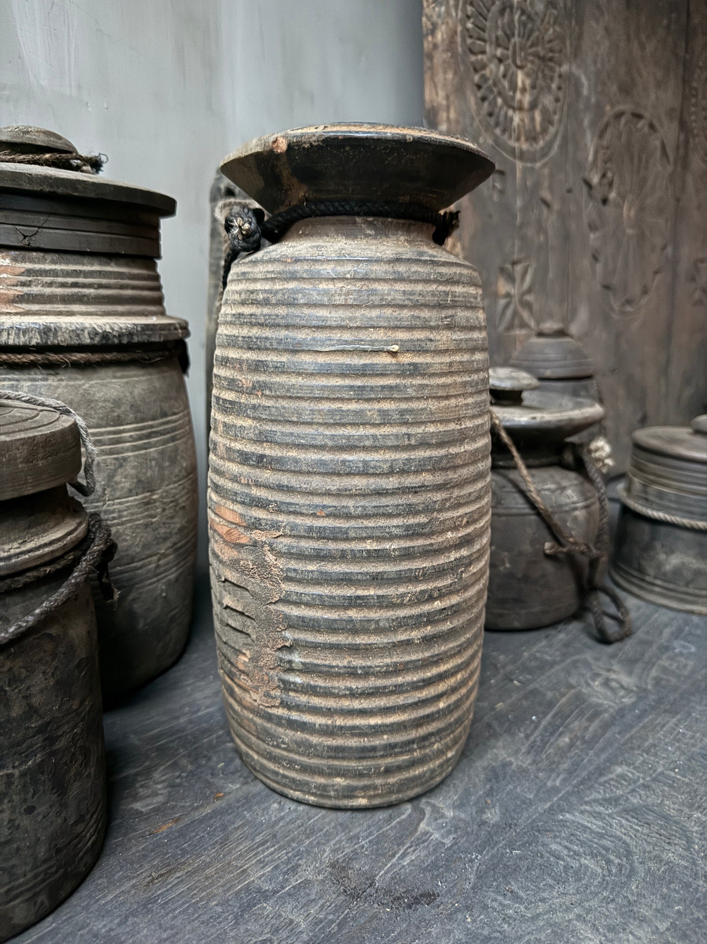 Oud houten kruikje met deksel