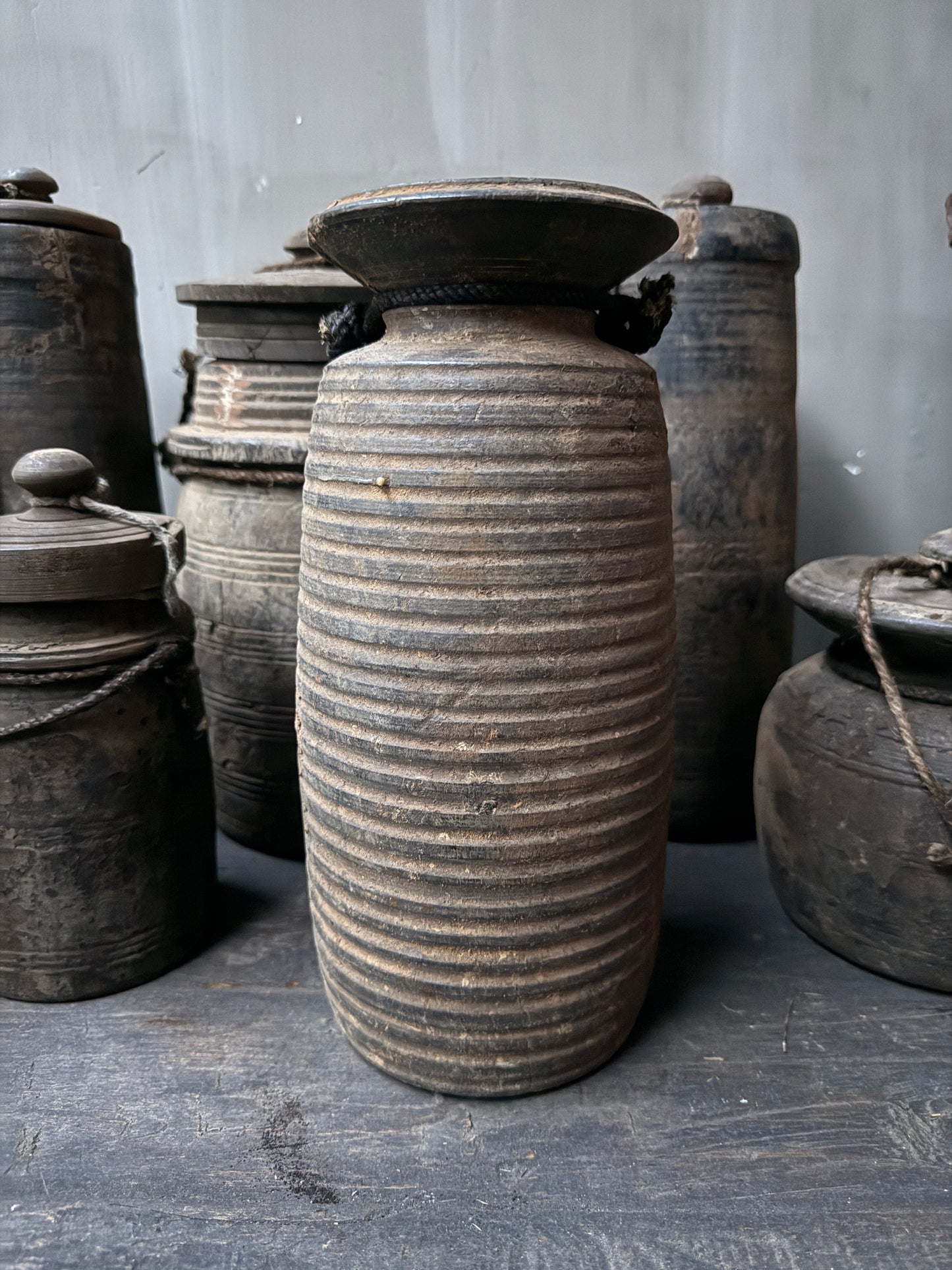 Oud houten kruikje met deksel