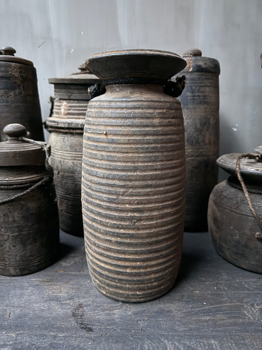 Oud houten kruikje met deksel