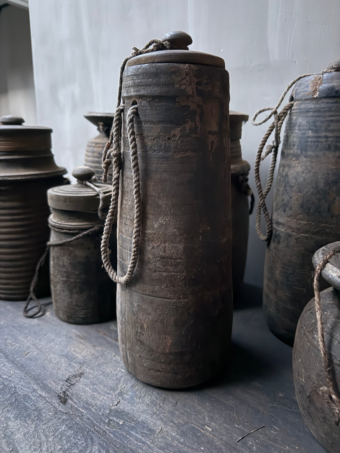 Oud Nepalees kruikje met deksel