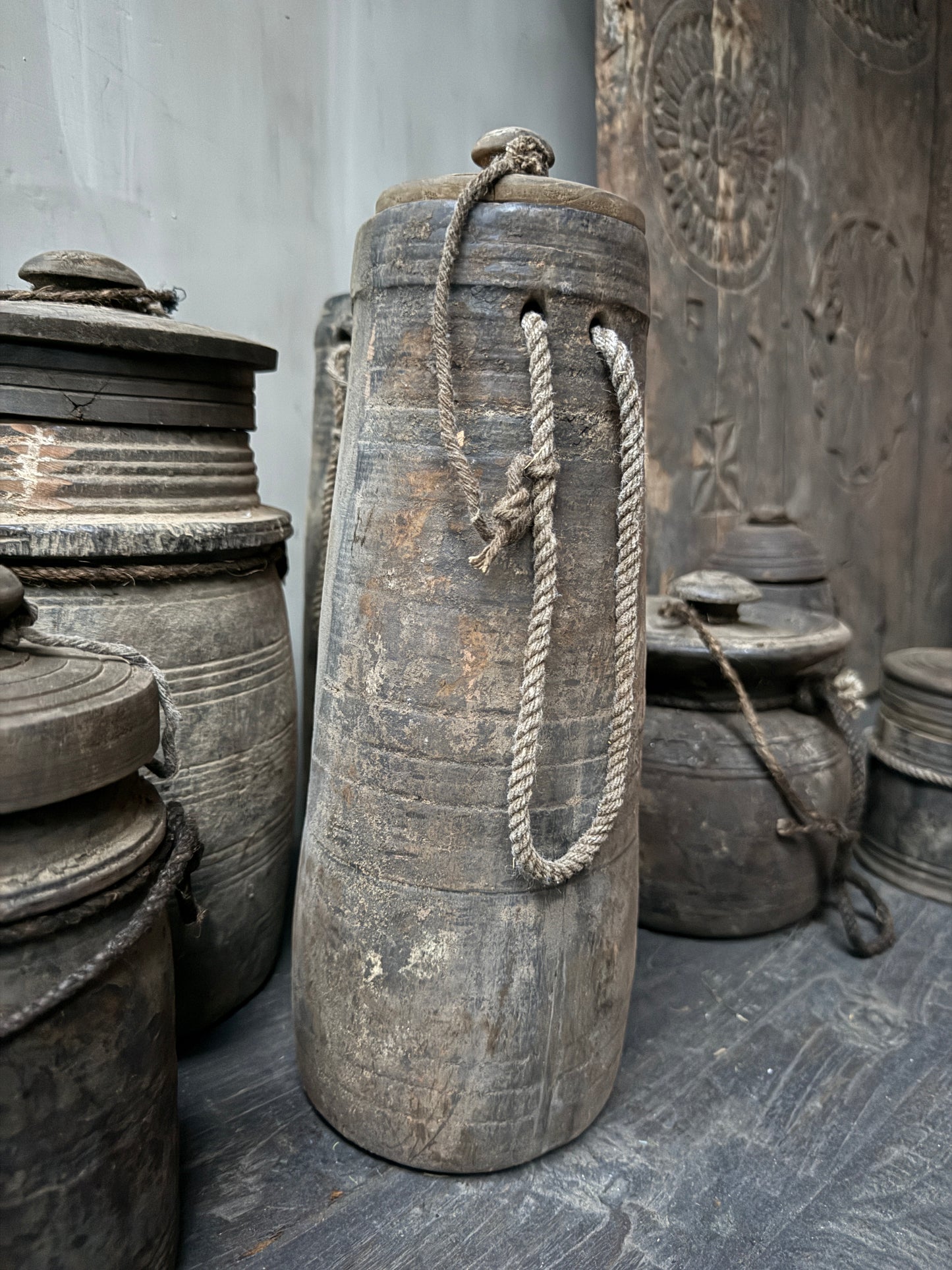 Oud Nepalees kruikje met deksel