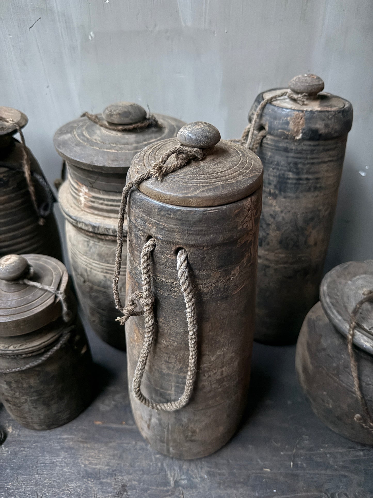 Oud Nepalees kruikje met deksel