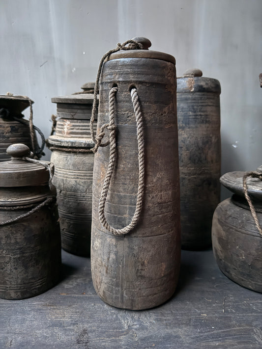 Oud Nepalees kruikje met deksel