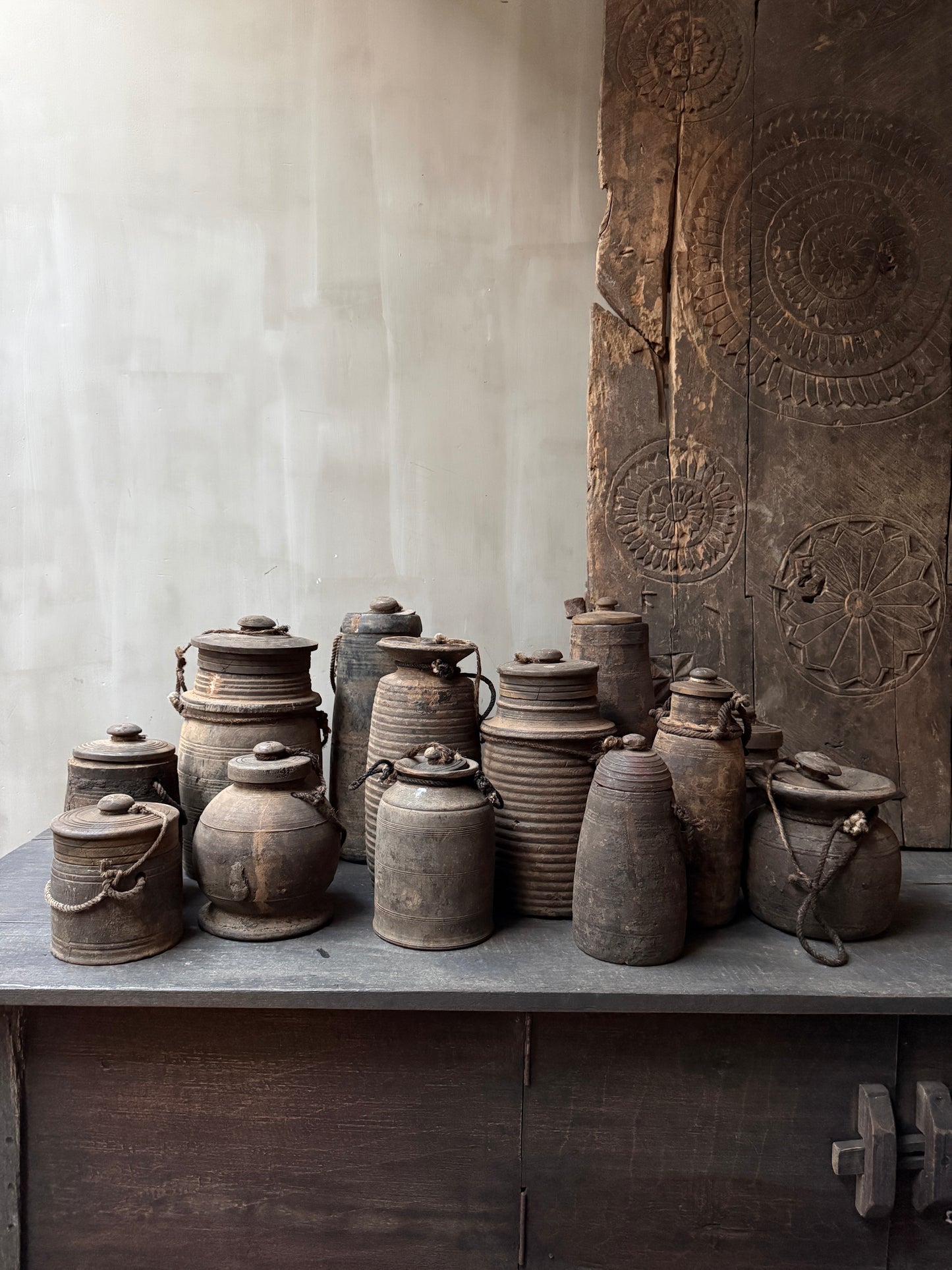 Oud houten kruikje met deksel