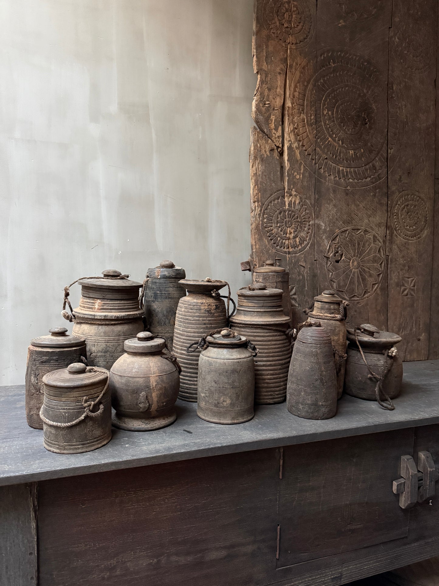 Oud houten kruikje met deksel