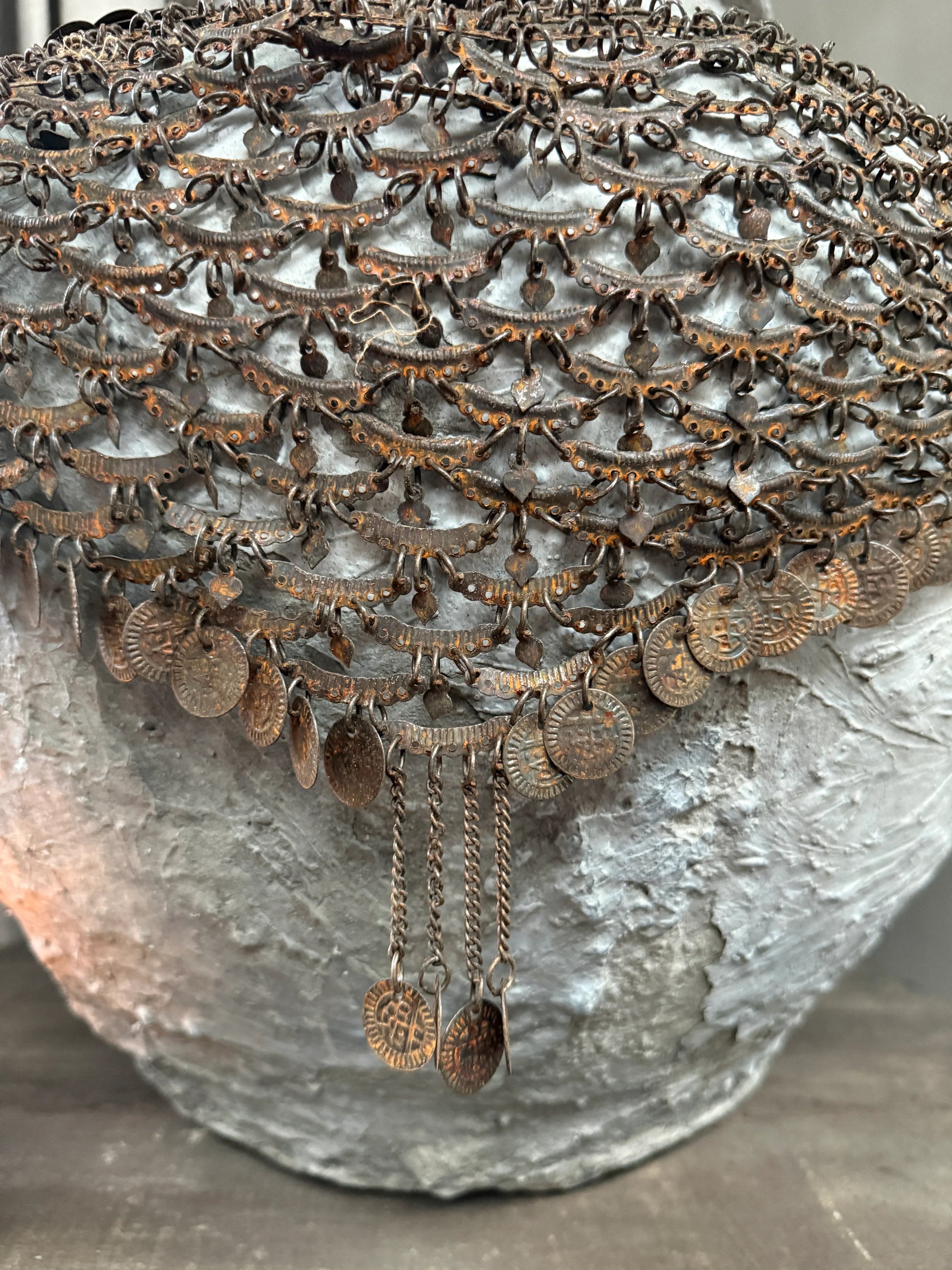 Handgemaakte bronzen kruikketting uit India op stenen kruik, My Sober Home woonaccessoire