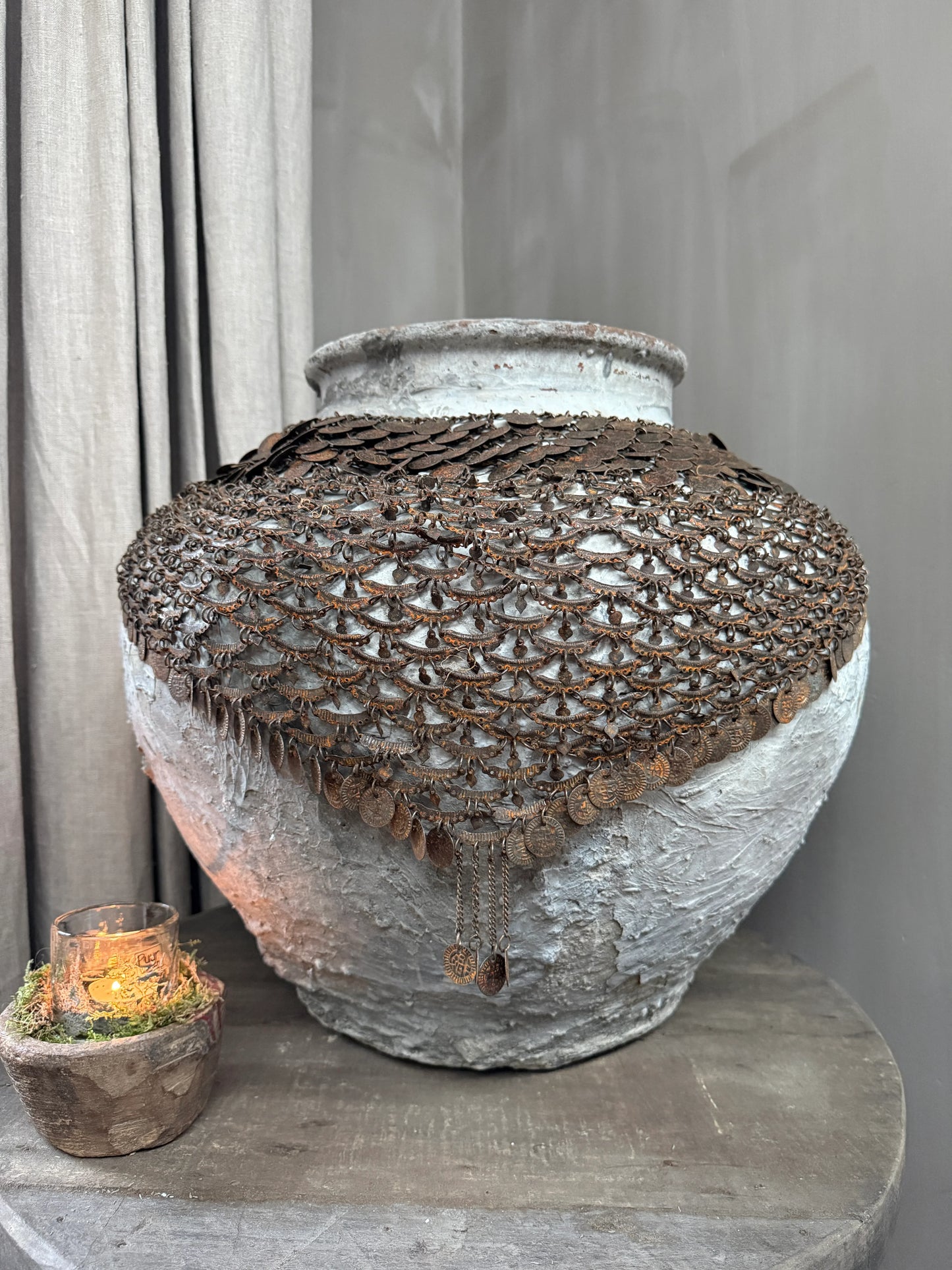 Authentieke, handgemaakte kruik met decoratieve ketting, landelijke woonaccessoire, My Sober Home