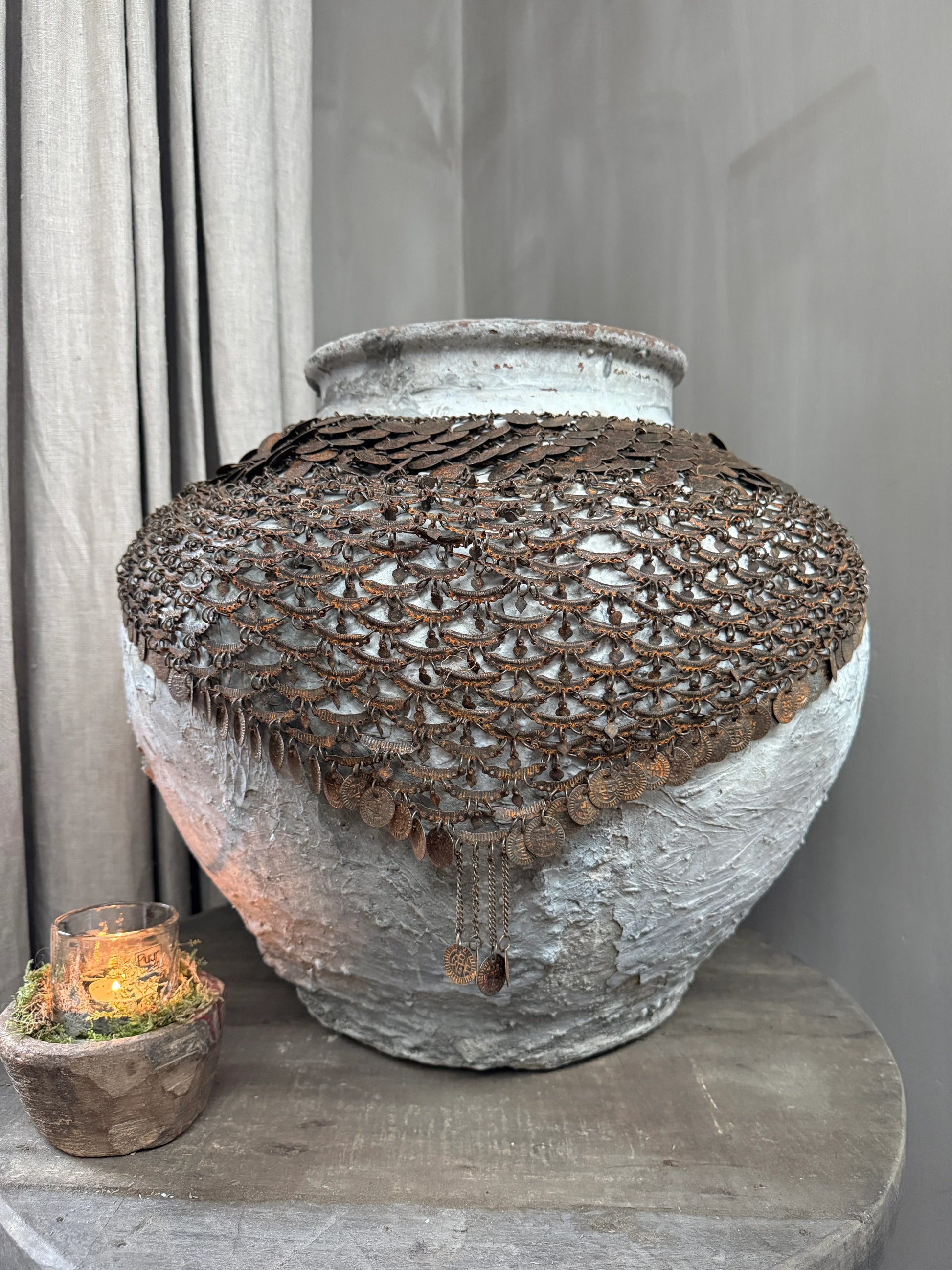 Authentieke, handgemaakte kruik met decoratieve ketting, landelijke woonaccessoire, My Sober Home